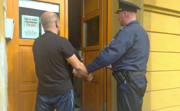 Vezetéstől eltiltva, bódult állapotban ült a rendszám nélküli autóba, amelyben kábítószert is találtak