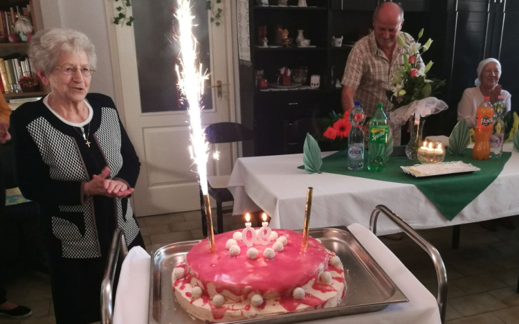 A 90 esztendős Döbröntei Istvánné Rózsi nénit köszöntötte a polgármester