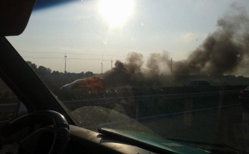 Kigyulladt egy autó az autópályán