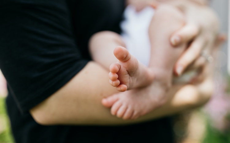 Kiskorú veszélyeztetésének bűntette miatt emelt vádat a Pápai Járási Ügyészség 