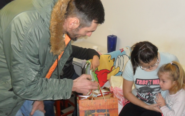 A kórház apróságainak kedveskedtek a pápai kosarasok