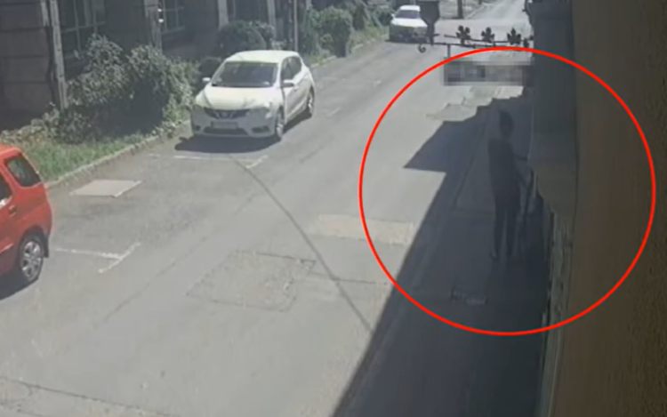 Simán elsétált a kocsma előtt hagyott elektromos rollerrel a pápai nő - Videó