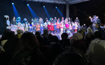 Fellobbant a harmadik gyertya is az adventi koszorún