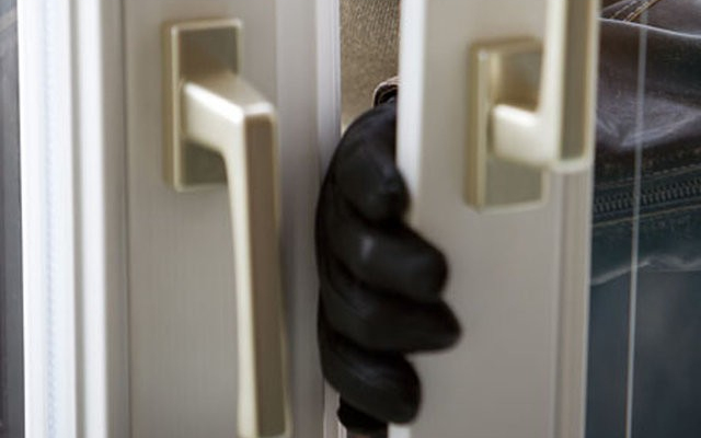 Öt pápai lakásba tört be