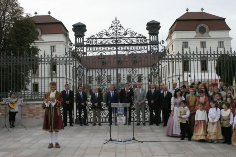 Elfogadták a kastélytörvényt, a pápai is szerepel a listán