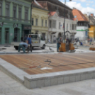 Lázas készülődés a pápai Fő téren!