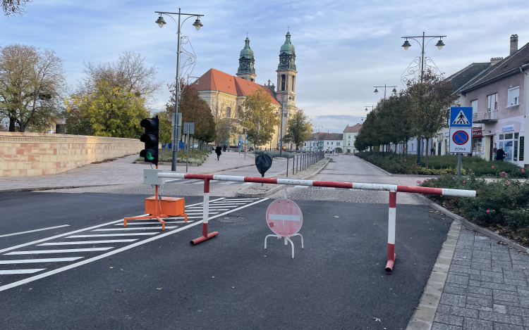 Félpályás útzár mellett folytatódik a Fő téri út javítása