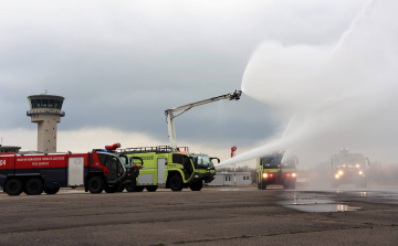 Új tűzoltóautó érkezett a pápai légibázisra
