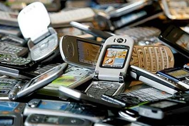 Fiataloktól vette el mobiltelefonjukat