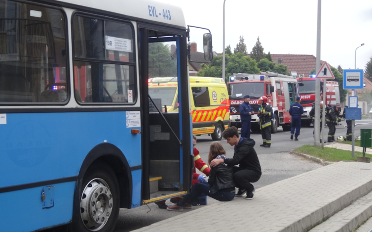 Villanyoszlopnak és autóbusznak ütközött egy veszélyes anyagot szállító tartálykocsi