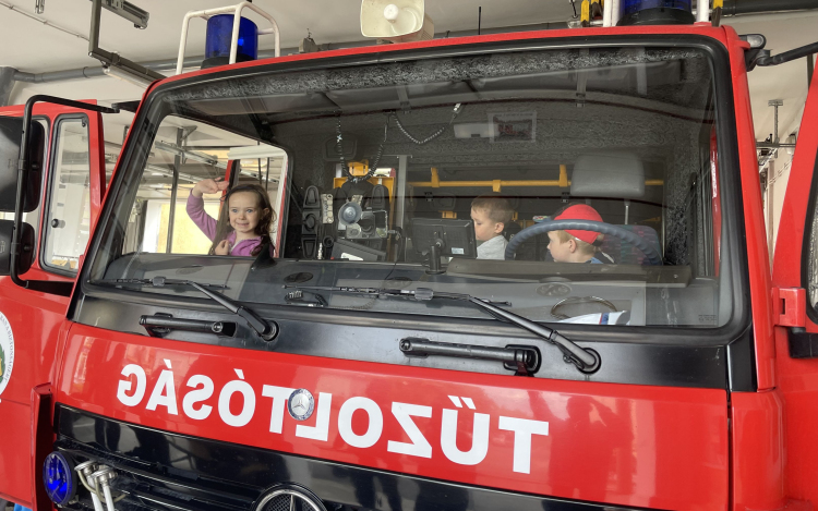 Gyermekek mosolya a tűzoltóságon