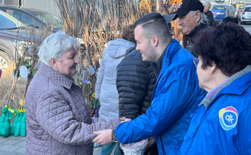 Édességgel lepte meg a hölgyeket nőnap alkalmából a DK