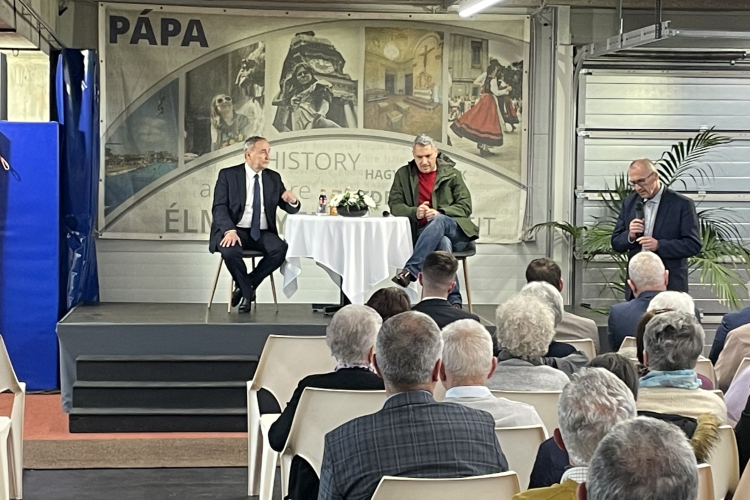 Lázár János ezúttal egy átfogó helyzetértékeléssel érkezett Pápára