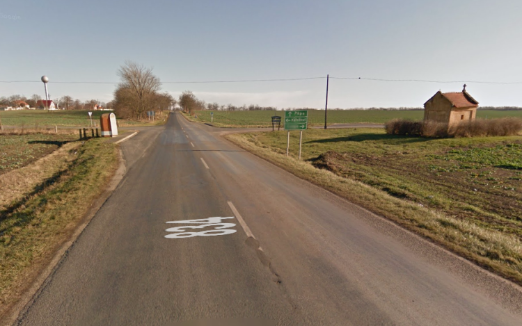 Autóbusz és személyautók ütköztek 