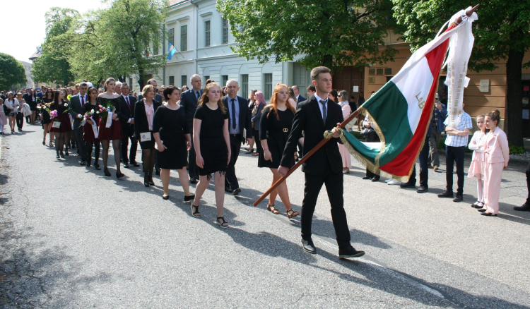 Elballagtak a város végzős diákjai!