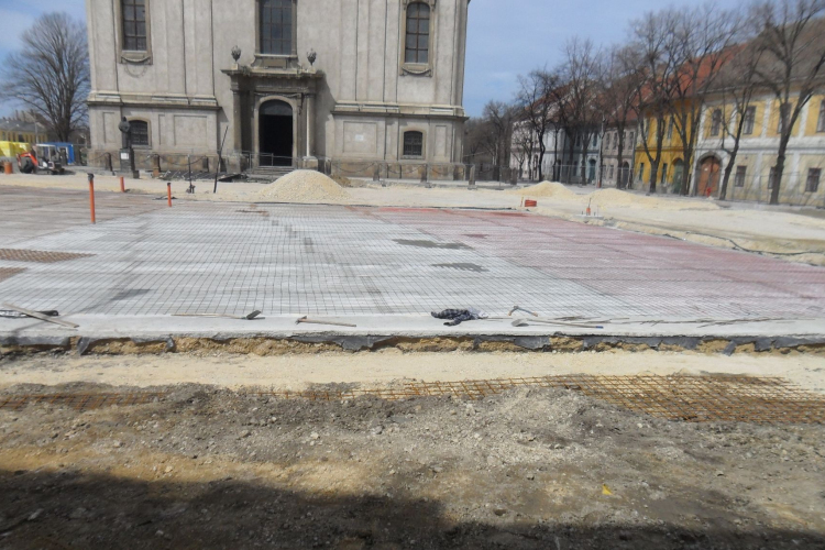 A leendő jégpálya alatti betonozást végzik a Fő téren