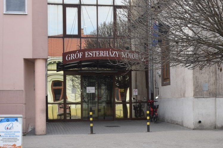 Jön az oltási akcióhét, Pápán öt oltóponton lehet felvenni a vakcinát a kórházban