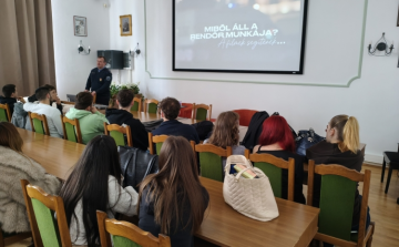 Iskolapadból szolgálatba 