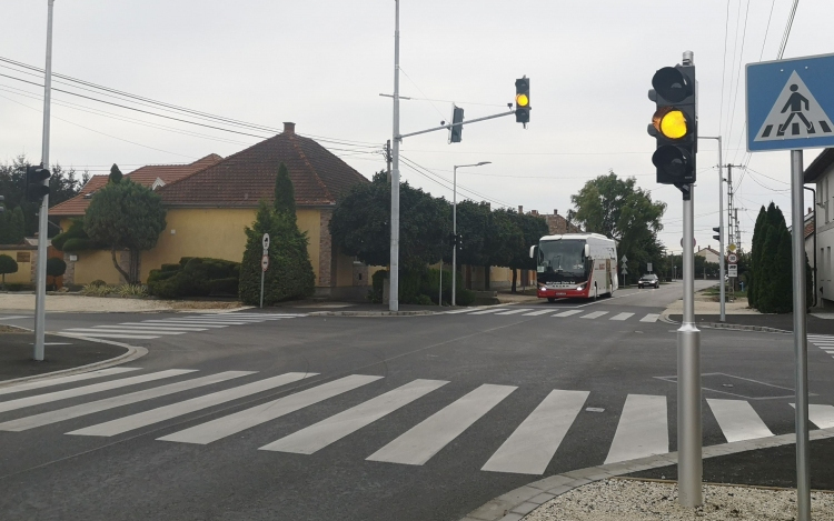 Éjszaka festik újra a gyalogátkelőhelyeket Pápán