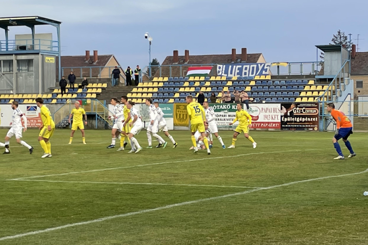 Beleszaladt a késbe a Perutz