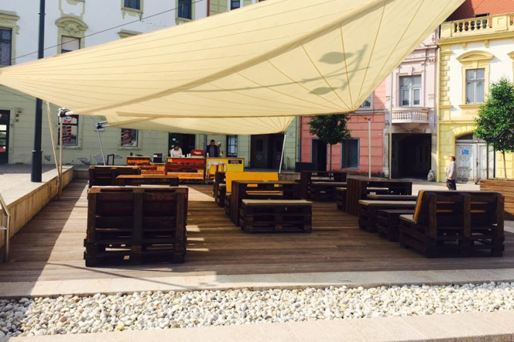 A nyár nagy dobása: Hangulatos fröccsterasz nyílik a Fő téren