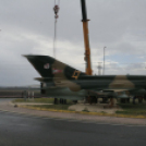 MiG-21 Emlékmű - Pápa - A gép emelése
