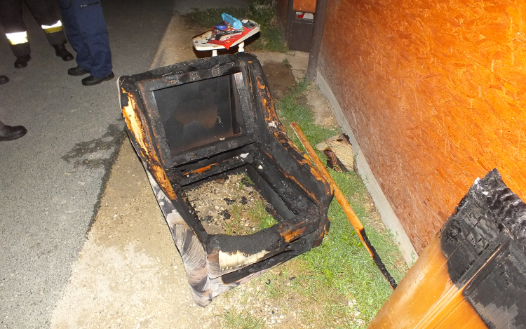 Felgyújtotta saját lakását