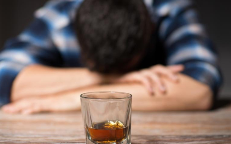 Kaput és zárat rongált, sőt még a kukát is kiborította 