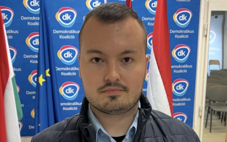 Molnár Bálint: Az egyik szemem sír, a másik nevet