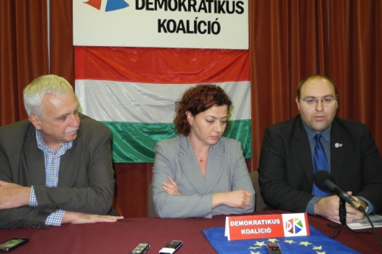 Építkezésbe kezd a DK