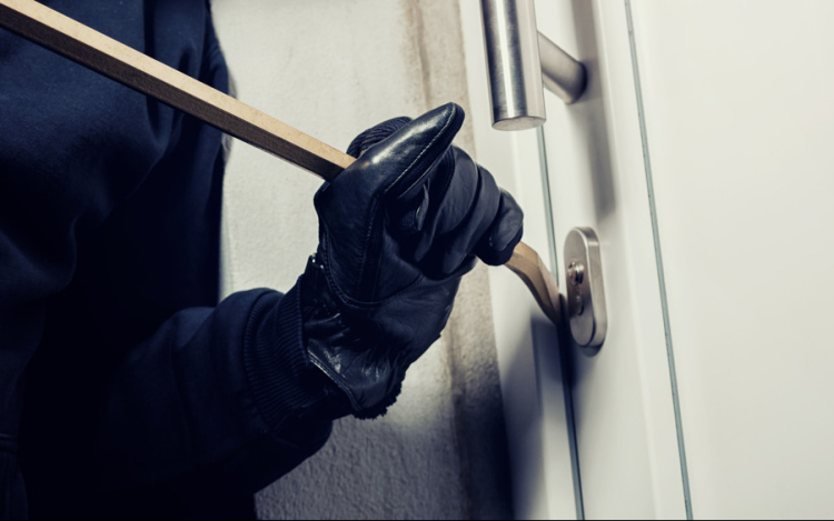 Pápa környéki kistelepüléseken követett el betöréses lopásokat