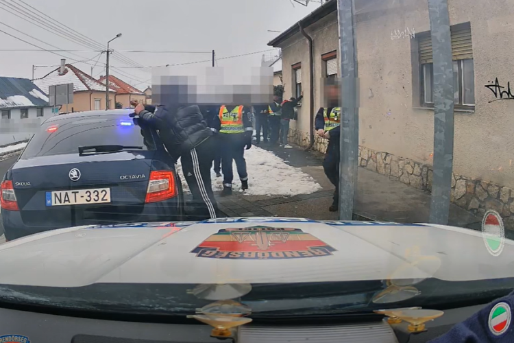 Ketten estek neki fényes nappal - Videó