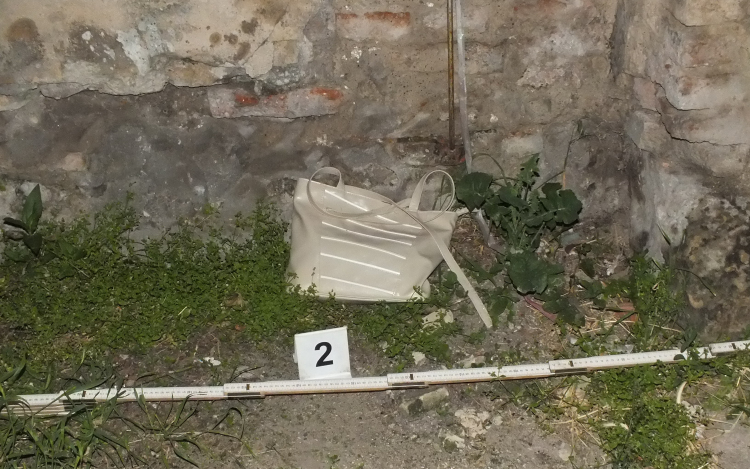 Földre lökték, majd kirabolták a pápai nőt