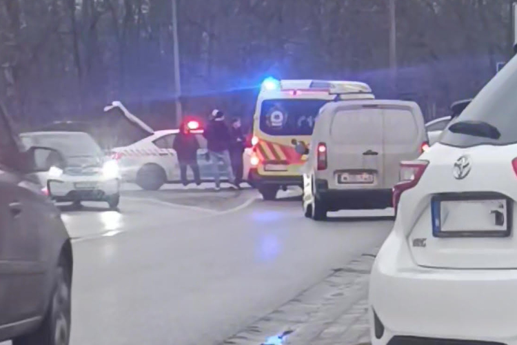 Elgázolt egy idős férfit a gyalogátkelőhelyen, majd elhajtott - Videó