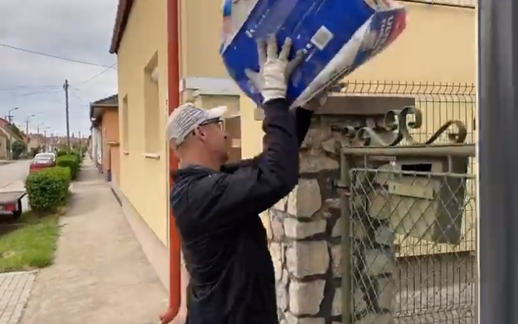 Áldozó Tamás polgármester visszavitte a feladónak az illegálisan lerakott szemetet