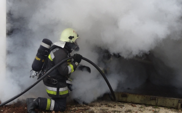 Teljes terjedelmében ég egy faház a Malom úton