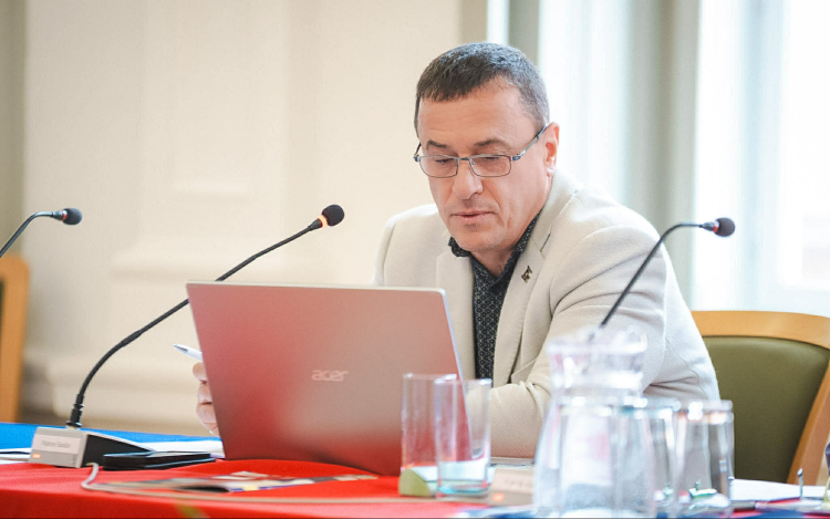 Két javaslat a vállalkozásokért és a közbiztonságért – Marton Sándor kezdeményezései a pápai testület előtt