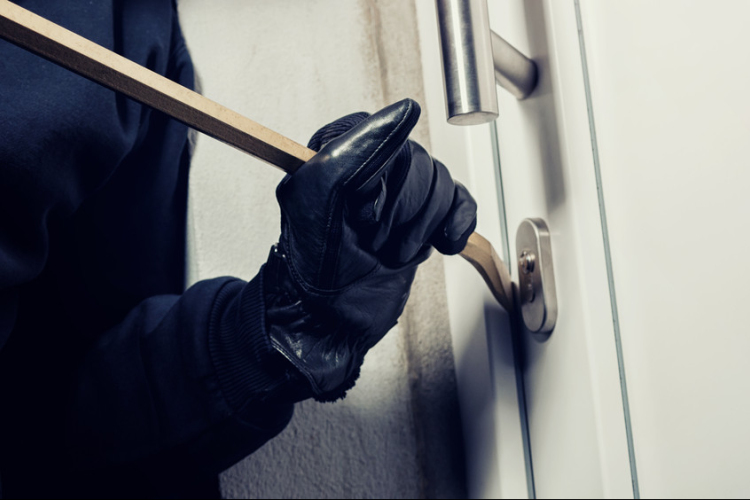 Pápa környéki kistelepüléseken követett el betöréses lopásokat