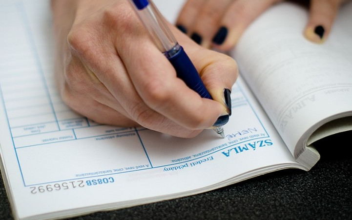 Hamis számlákkal akarta igazolni a piacon árusított termékeinek eredetét