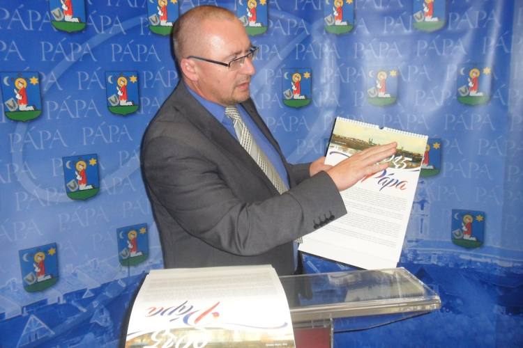 Bemutatták a 2015-ös Pápa naptárat