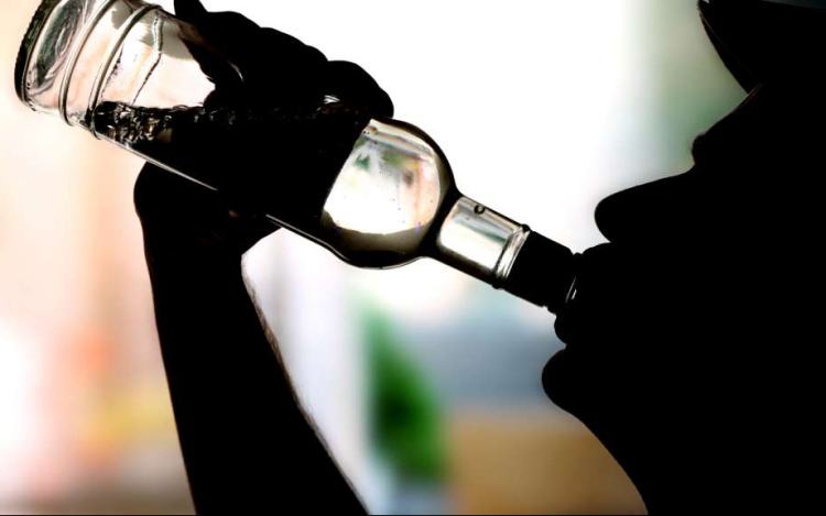 Szeszesitalokat vert le a polcról