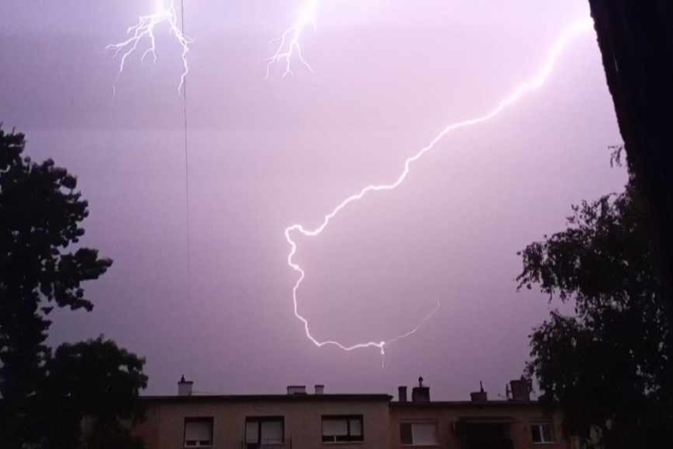 Olvasónk képein az éjszakai villámlás