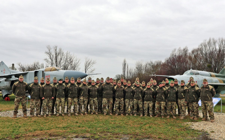 Sikeres tanfolyam a pápai légibázison