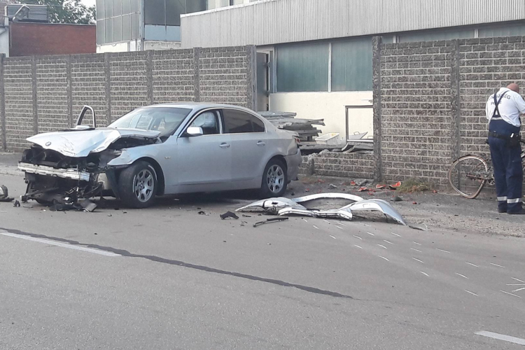 Biciklist gázolt majd kerítésnek csapódott egy BMW-s a Bezerédi utcában