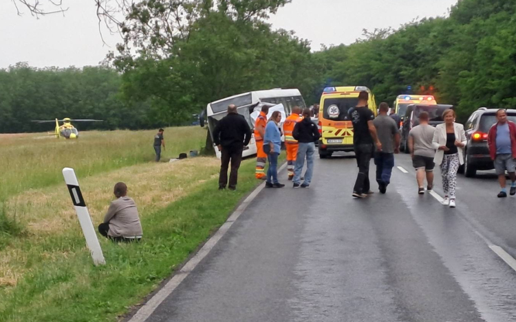 Autóbusz, furgon és személyautó karambolozott Tapolcafőnél