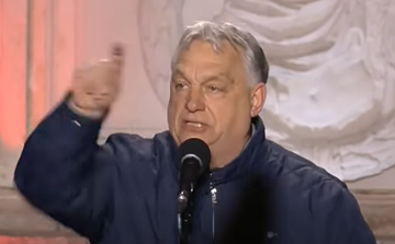 Orbán a színpadról kiabált az ellene tüntetőknek - Videó