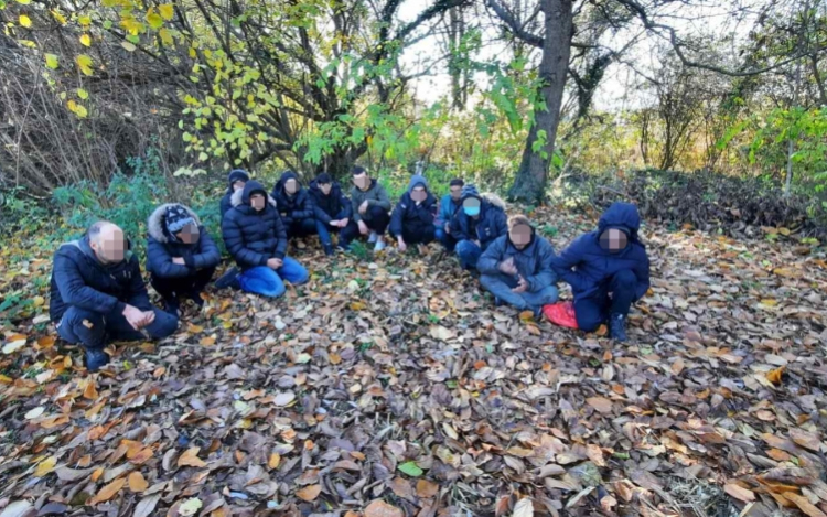 12 illegális migránst fogtak el a pápai rendőrök