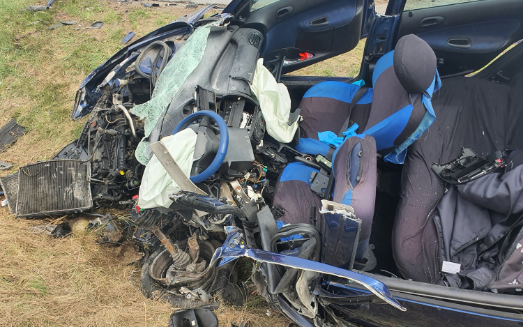 Kamion és személyautó ütközött frontálisan Öcsnél