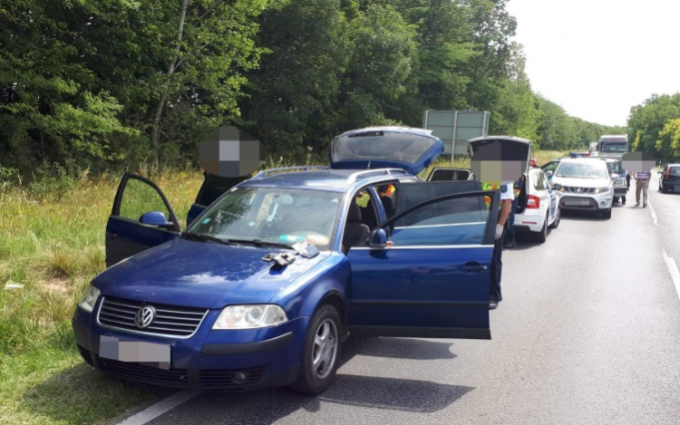 Tapolcafőnél 6 illegális migránst és egy embercsempészt állítottak elő a rendőrök 