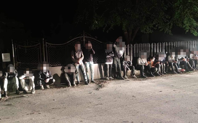 Egészen Külsővatig menekült a pápai rendőrök elől - 22 embert csempészett